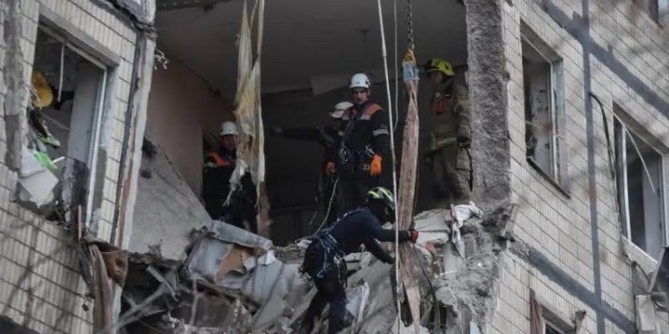 ইউক্রেনে ফের ভয়াবহ বিমান হামলা চালালো রাশিয়া : ৪৫০টি ড্রোন এবং ৪৫টি ক্ষেপণাস্ত্র নিক্ষেপ, ৭ জন নিহত