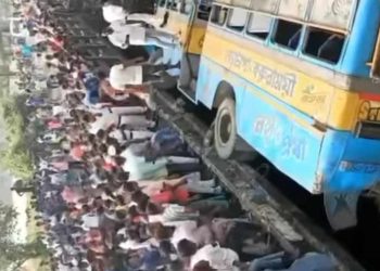 রাজারহাটে বেপরোয়া যাত্রীবাহী বাস উলটে আহত অর্ধ শতাধিক 