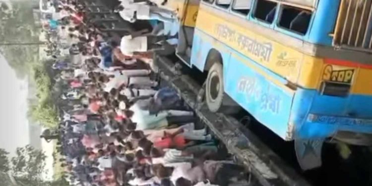 রাজারহাটে বেপরোয়া যাত্রীবাহী বাস উলটে আহত অর্ধ শতাধিক 