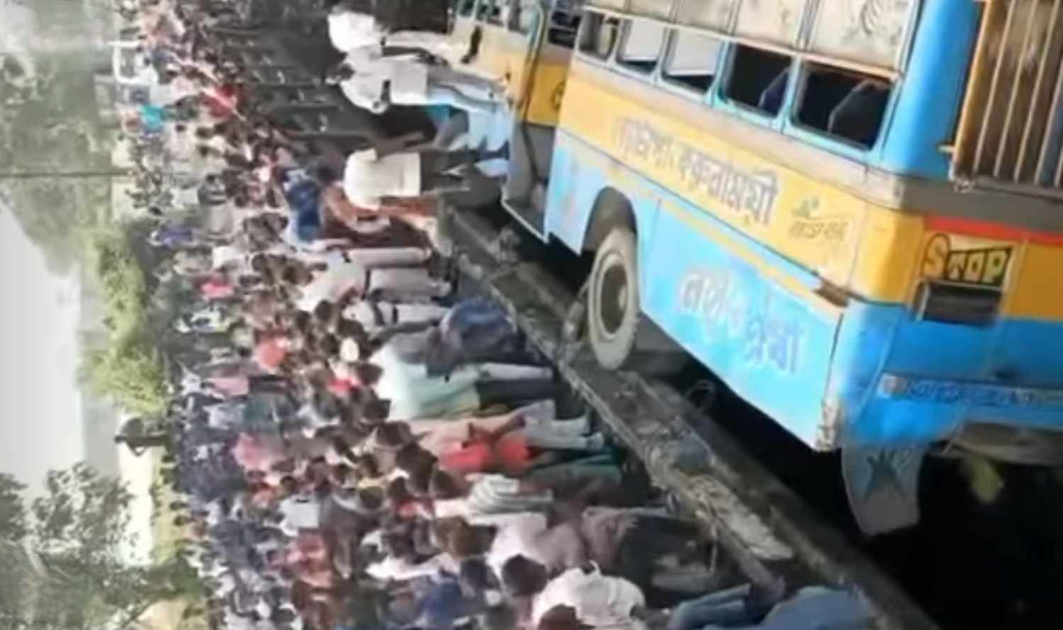 রাজারহাটে বেপরোয়া যাত্রীবাহী বাস উলটে আহত অর্ধ শতাধিক 