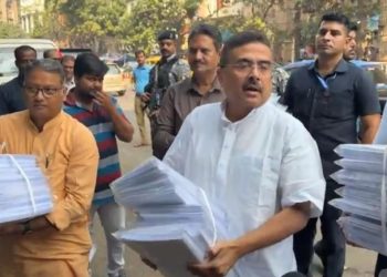 ১৩ লক্ষ ২৫ হাজার ভুয়ো ভোটারের প্রমান কমিশনের হাতে তুলে দিলেন শুভেন্দু অধিকারী ; বললেন : “এসব ভোট তৃণমূলের পড়ত”