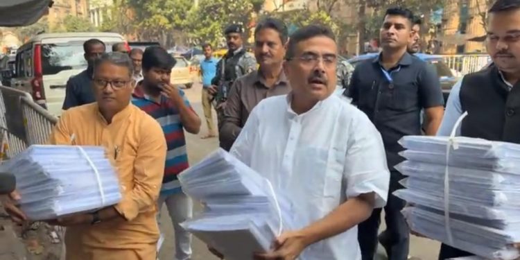 ১৩ লক্ষ ২৫ হাজার ভুয়ো ভোটারের প্রমান কমিশনের হাতে তুলে দিলেন শুভেন্দু অধিকারী ; বললেন : “এসব ভোট তৃণমূলের পড়ত”