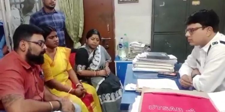 তৃণমূলের যুবনেতা দেবাংশু ভট্টাচার্যের বিরুদ্ধে এফআইআর দায়ের করলেন বিজেপি নেত্রী রেখা পাত্র 