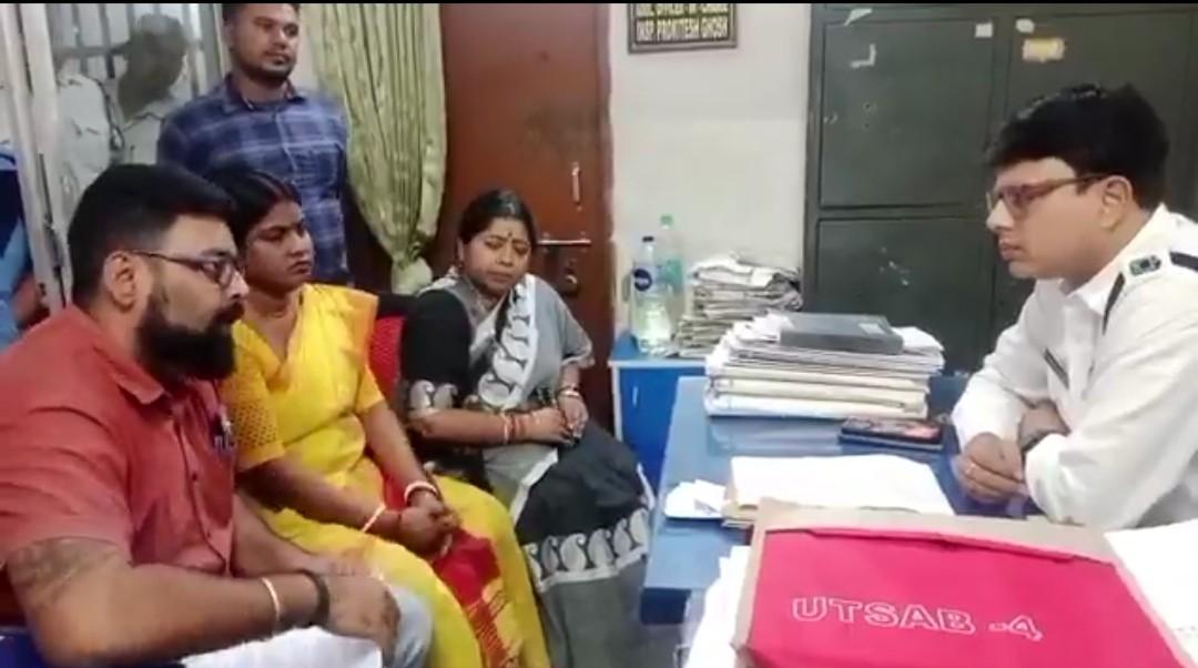 তৃণমূলের যুবনেতা দেবাংশু ভট্টাচার্যের বিরুদ্ধে এফআইআর দায়ের করলেন বিজেপি নেত্রী রেখা পাত্র 