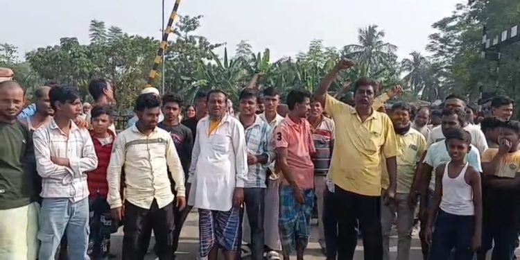 গ্রামবাসীর বিক্ষোভের জেরে কাটোয়ায় আন্ডারপাসের নির্মাণের কাজ শুরুই করতে পারল না রেল দপ্তর 