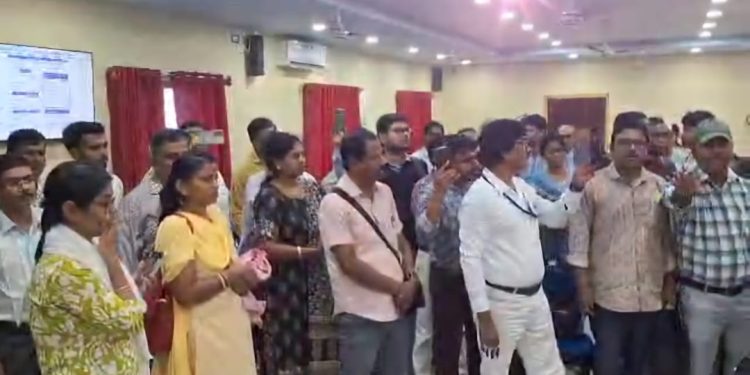 একাহাতে করতে হবে গননা ফর্ম বিলি,সংগ্রহ এবং ডিজিটাইজেশন; বিএলও-দের প্রশিক্ষণে এসে কেউ ভেঙে পড়লেন কান্নায়, কেউ দিলেন আত্মহত্যার হুমকি 