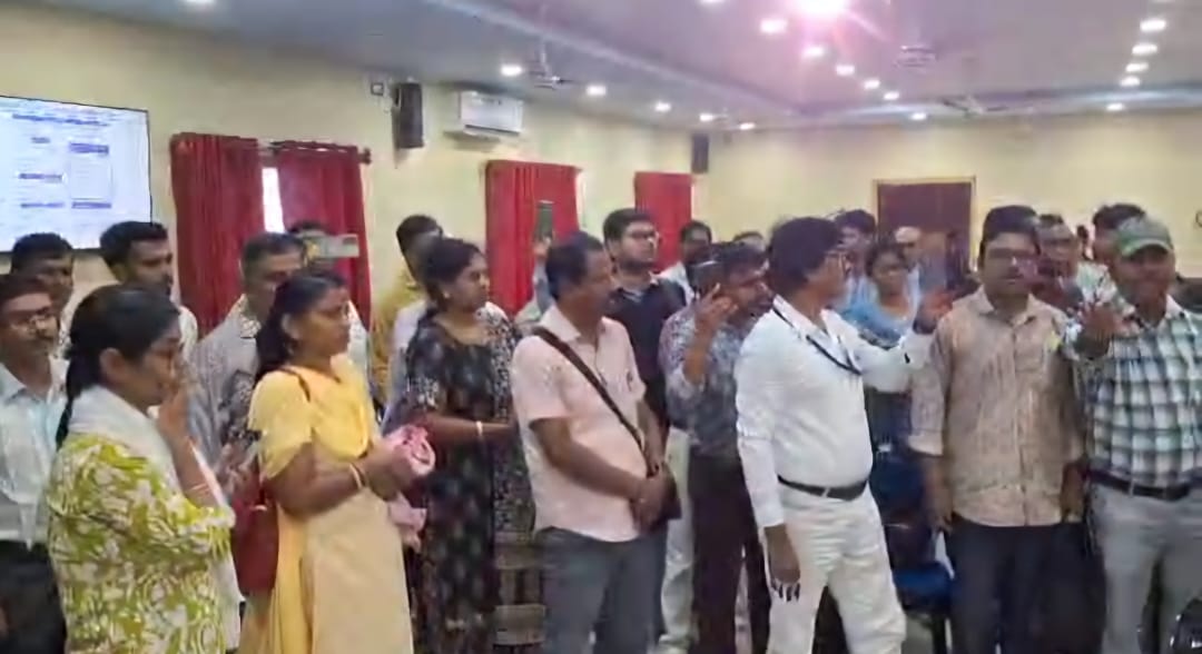 একাহাতে করতে হবে গননা ফর্ম বিলি,সংগ্রহ এবং ডিজিটাইজেশন; বিএলও-দের প্রশিক্ষণে এসে কেউ ভেঙে পড়লেন কান্নায়, কেউ দিলেন আত্মহত্যার হুমকি 