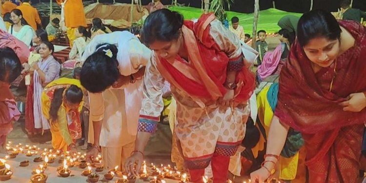 আজ মহিলা বিশ্বকাপ ফাইনাল : দলের জয়ের জন্য প্রয়াগরাজে মহা আরতি করলেন মহিলারা 