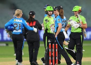 জয়ের জন্য ১৩ বলে মাত্র ৩ রানের প্রয়োজন, তখনই ম্যাচ বাতিল ঘোষণা করে দিল আম্পায়াররা ; তুমুল বিতর্ক মহিলা বিগ ব্যাশ লিগে 