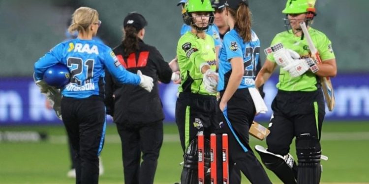 জয়ের জন্য ১৩ বলে মাত্র ৩ রানের প্রয়োজন, তখনই ম্যাচ বাতিল ঘোষণা করে দিল আম্পায়াররা ; তুমুল বিতর্ক মহিলা বিগ ব্যাশ লিগে 