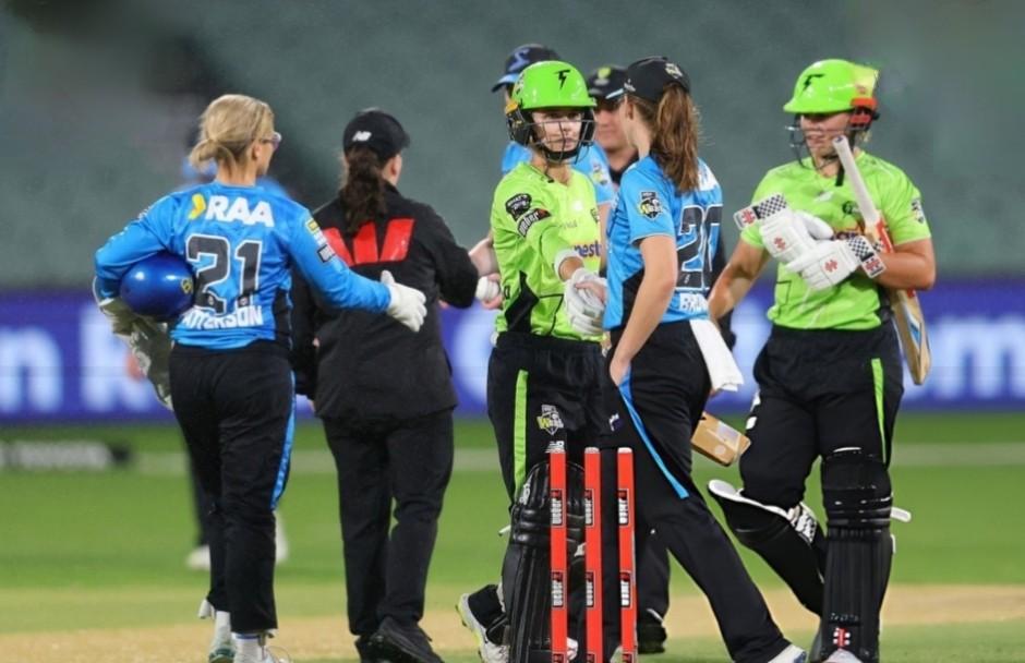 জয়ের জন্য ১৩ বলে মাত্র ৩ রানের প্রয়োজন, তখনই ম্যাচ বাতিল ঘোষণা করে দিল আম্পায়াররা ; তুমুল বিতর্ক মহিলা বিগ ব্যাশ লিগে 