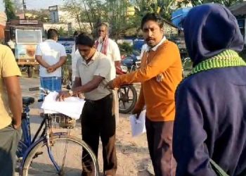 উত্তরবঙ্গের ভোটারদের এনুমারেশন ফর্ম গড়াগড়ি খাচ্ছে দক্ষিণবঙ্গের কালনার রাস্তার ধারে, তুঙ্গে রাজনৈতিক তর্জা