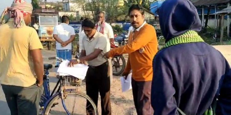 উত্তরবঙ্গের ভোটারদের এনুমারেশন ফর্ম গড়াগড়ি খাচ্ছে দক্ষিণবঙ্গের কালনার রাস্তার ধারে, তুঙ্গে রাজনৈতিক তর্জা