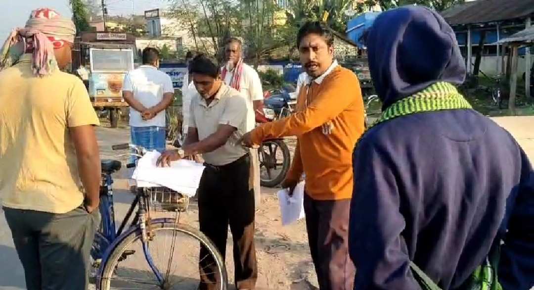 উত্তরবঙ্গের ভোটারদের এনুমারেশন ফর্ম গড়াগড়ি খাচ্ছে দক্ষিণবঙ্গের কালনার রাস্তার ধারে, তুঙ্গে রাজনৈতিক তর্জা