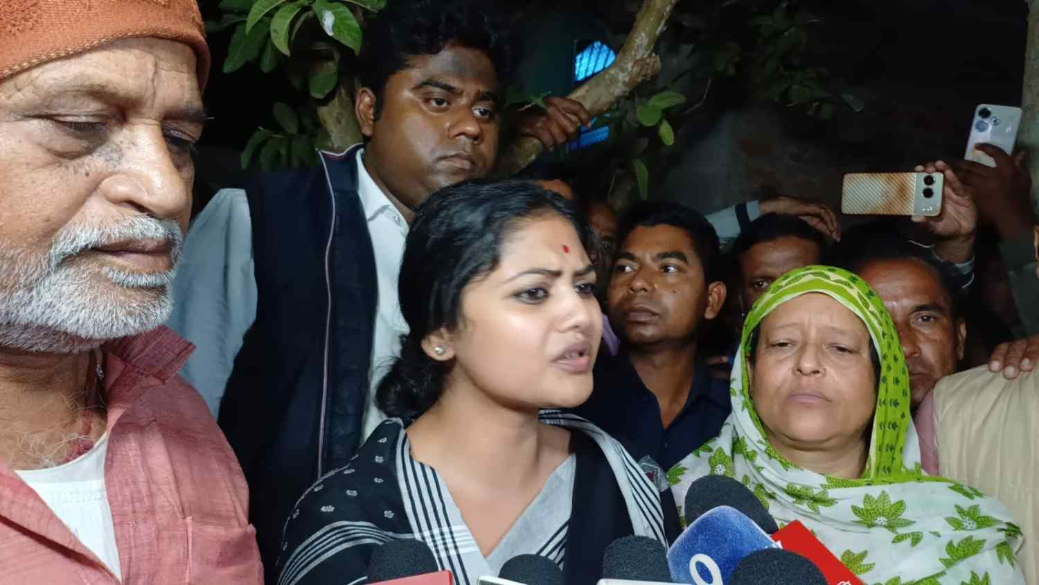 ভাতারে অগ্নিদগ্ধ হয়ে মহিলার মৃত্যুতে বিজেপি এবং নির্বাচন কমিশনের ঘাড়ে দায় চাপালেন তৃণমূল সাংসদ সায়নী ঘোষ 