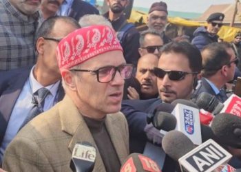 কট্টর ইসলামি গোষ্ঠীগুলির চাপে স্কুলগুলিতে “বন্দে মাতরম” বার্ষিকী উদযাপনের প্রত্যাহার করে নিতে বাধ্য হয়েছেন জম্মু-  কাশ্মীরের মুখ্যমন্ত্রী ওমর আবদুল্লাহ