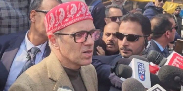 কট্টর ইসলামি গোষ্ঠীগুলির চাপে স্কুলগুলিতে “বন্দে মাতরম” বার্ষিকী উদযাপনের প্রত্যাহার করে নিতে বাধ্য হয়েছেন জম্মু-  কাশ্মীরের মুখ্যমন্ত্রী ওমর আবদুল্লাহ