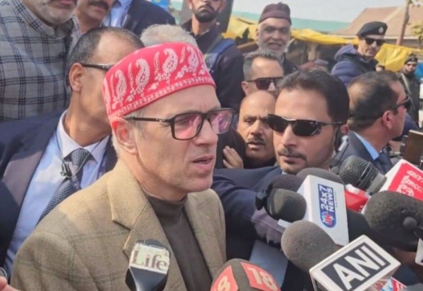 কট্টর ইসলামি গোষ্ঠীগুলির চাপে স্কুলগুলিতে “বন্দে মাতরম” বার্ষিকী উদযাপনের প্রত্যাহার করে নিতে বাধ্য হয়েছেন জম্মু-  কাশ্মীরের মুখ্যমন্ত্রী ওমর আবদুল্লাহ