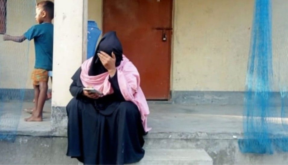 প্রেমিক আলি মাসের পর মাস সহবাস করার পর টাকা হাতিয়ে পশ্চিমবঙ্গে পালিয়ে গেছে, বেগতিক বুঝে প্রেমিকের বাড়ির সামনে ৯ দিন ধরে অনশন শুরু করছেন ধর্মান্তরিত সঞ্চিতা 