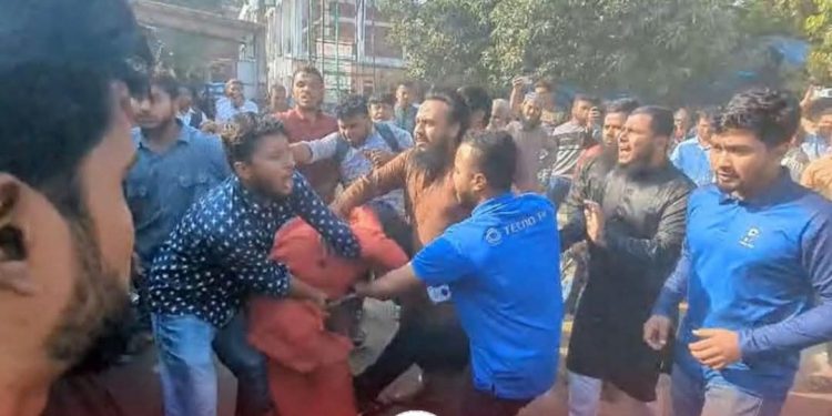 উগ্র ইসলামি জনতার হাতে ফের আক্রান্ত হলেন বাউলশিল্পীরা ; এবারে ঠাকুরগাঁওয়ে হামলায় আহত ২ শিল্পি 