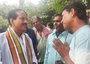 “স্যর, আমাদের এলাকার জন্য কি করেছেন ?” : দলীয় কর্মীদের মুখে এই প্রশ্ন শুনে চটে লাল বোলপুরের তৃণমূল সাংসদ অসিত মাল 