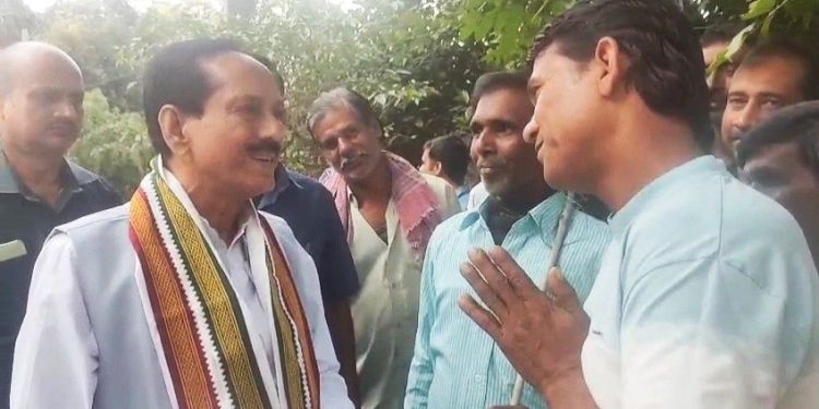 “স্যর, আমাদের এলাকার জন্য কি করেছেন ?” : দলীয় কর্মীদের মুখে এই প্রশ্ন শুনে চটে লাল বোলপুরের তৃণমূল সাংসদ অসিত মাল 