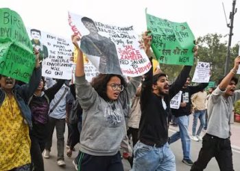 পরিবেশপ্রেমী সেজে হাতে মৃত বামপন্থী সন্ত্রাসী হিদমার পোস্টার ও পকেটে লঙ্কার স্প্রে নিয়ে ‘শহুরে নকশাল’দের উৎপাত  