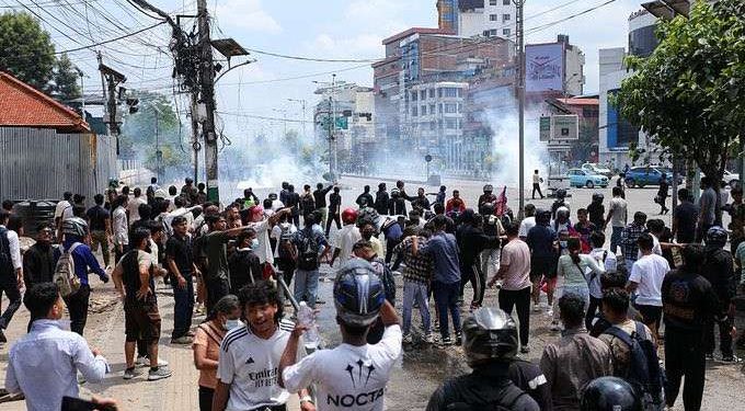 নেপালে জেন জেড ও ক্ষমতাচ্যুত কেপি ওলির বামপন্থী দলের ক্যাডারদের তুমুল সংঘর্ষ