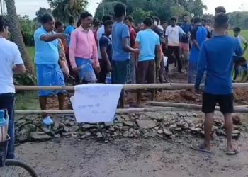 পথের হাল ফেরানোর দাবিতে পথ কেটে দিয়ে দিনভর অবরোধ করে বিক্ষোভ