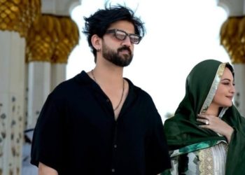 প্রথমবারের মতো স্বামীর সাথে মসজিদে গেলেন অভিনেত্রী সোনাক্ষী, “ধর্ম পরিবর্তন” নিয়ে এই কথা জানালেন স্বামী জহির 