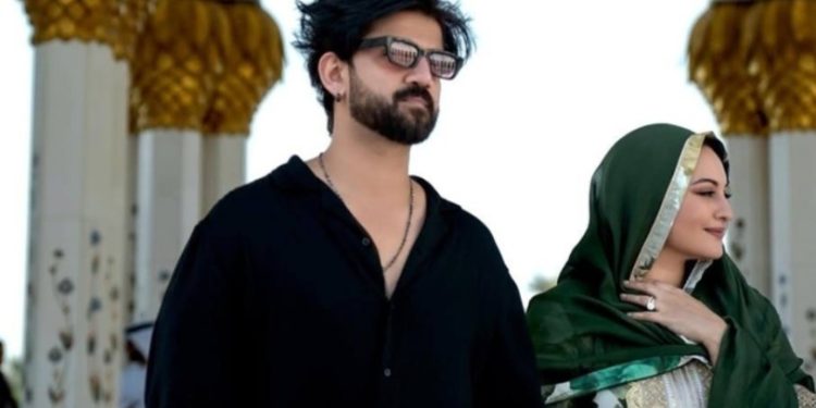 প্রথমবারের মতো স্বামীর সাথে মসজিদে গেলেন অভিনেত্রী সোনাক্ষী, “ধর্ম পরিবর্তন” নিয়ে এই কথা জানালেন স্বামী জহির