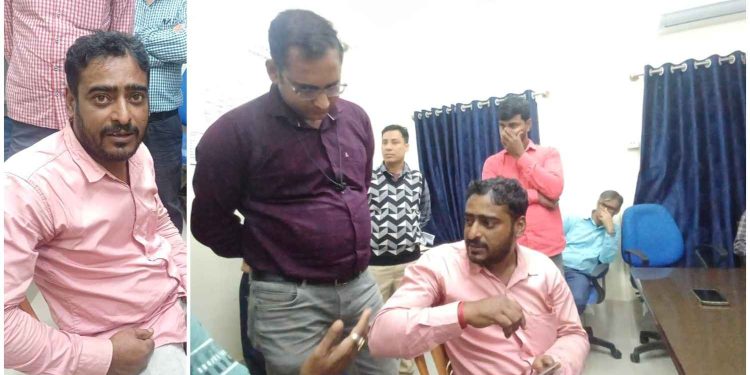 সাংবাদিক পরিচয় দিয়ে বিএলআরও-কে অবৈধ বালির গাড়ির বিরুদ্ধে অভিযান বন্ধের হুমকি দিতে এসে পাকড়াও বালি সিন্ডিকেটের এক পান্ডা