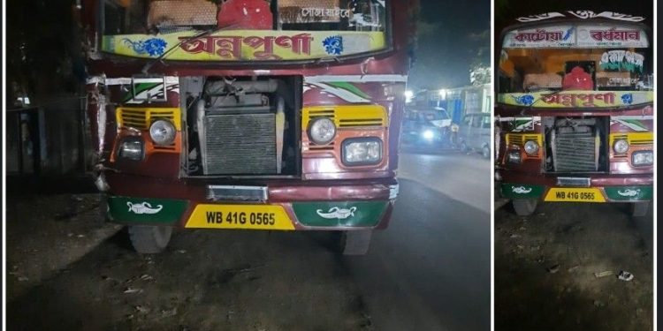 ভাতারে বেপরোয়া বাসের ধাক্কায় টোটোর মহিলা যাত্রীর মৃত্যু, আহত টোটোচালক সহ আরও তিনজন 