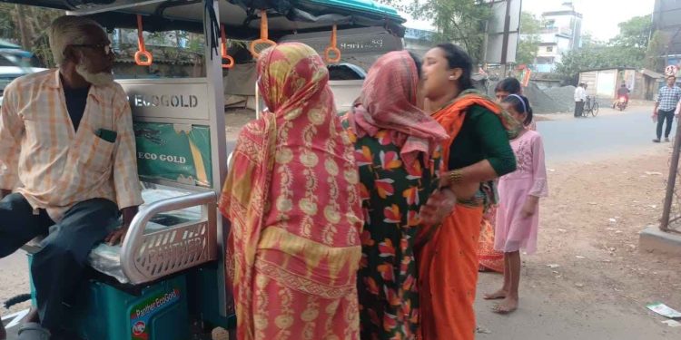 মুরগিতে ফসল নষ্ট করায় দুই পরিবারের সংঘর্ষে রণক্ষেত্র ভাতারের কালুত্তক গ্রাম, আহত ৩ মহিলাসহ ৫ 