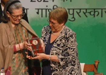 ‘ভারতবিরোধী’র হাতেই ইন্দিরা গান্ধী শান্তি পুরস্কার তুলে দিলেন কংগ্রেসের সোনিয়া গান্ধী,  সমালোচনায় মুখর বিজেপি  