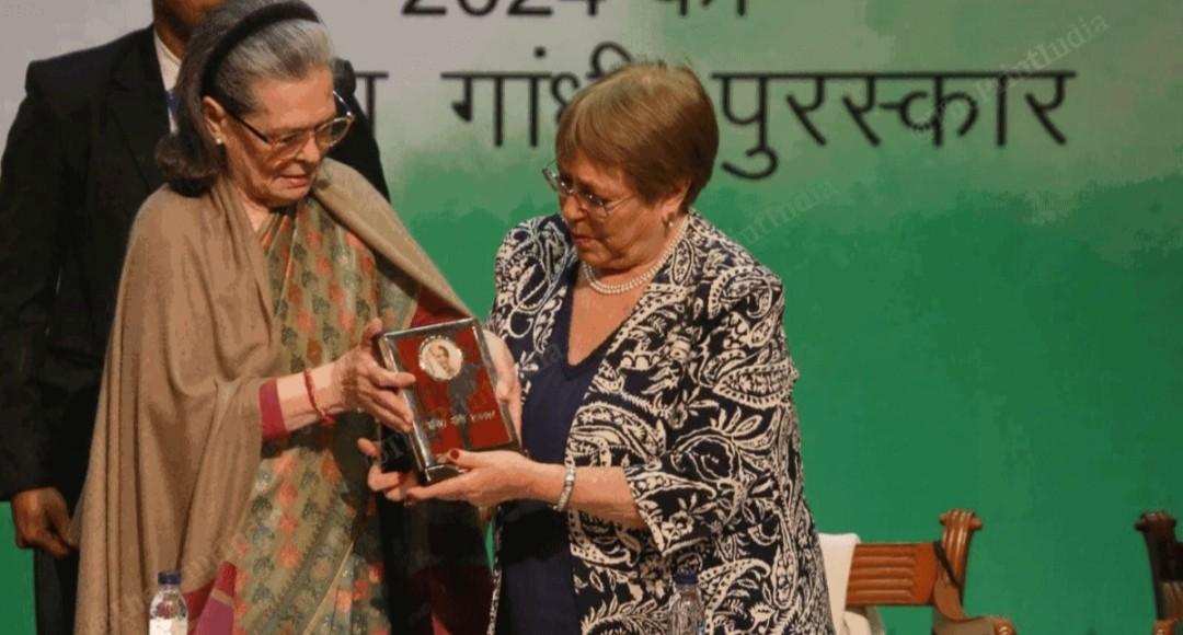 ‘ভারতবিরোধী’র হাতেই ইন্দিরা গান্ধী শান্তি পুরস্কার তুলে দিলেন কংগ্রেসের সোনিয়া গান্ধী,  সমালোচনায় মুখর বিজেপি  