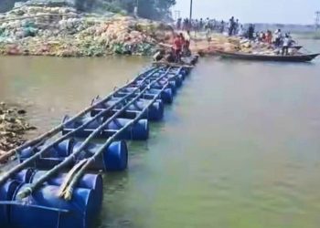 সরকারের উপর আস্থা হারিয়ে অস্থায়ী সেতু তৈরির উদ্যোগ নিলেন ভূতনীর যুবকরা 