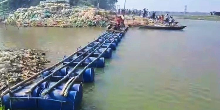 সরকারের উপর আস্থা হারিয়ে অস্থায়ী সেতু তৈরির উদ্যোগ নিলেন ভূতনীর যুবকরা 