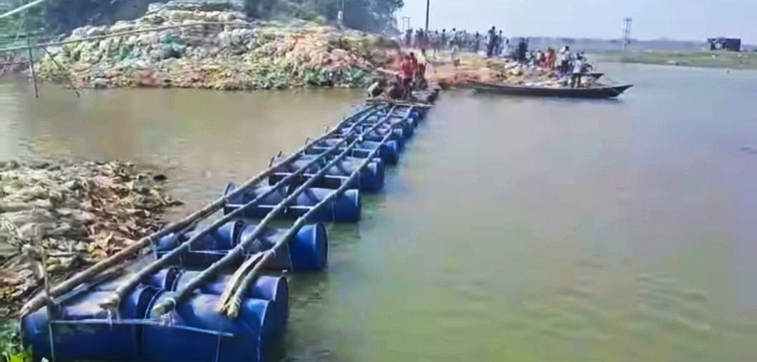 সরকারের উপর আস্থা হারিয়ে অস্থায়ী সেতু তৈরির উদ্যোগ নিলেন ভূতনীর যুবকরা 