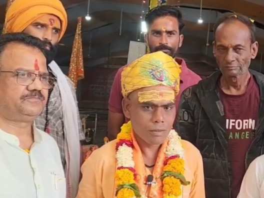 মধ্যপ্রদেশের খান্ডোয়ার “মহম্মদ খান” বৈদিক রীতিনীতি মেনে ধর্মান্তরিত হয়ে পরিচিত হলেন “মহাদেব” নামে 