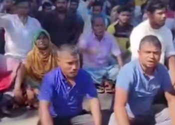 বিএলও-দের গ্রাম থেকে বের করে দিয়ে পথ অবরোধ শুরু করল মাথাভাঙ্গার ডাংকোবা গ্রামবাসী 