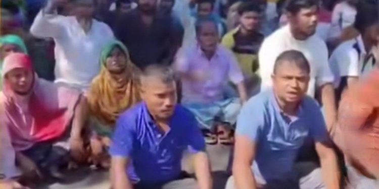 বিএলও-দের গ্রাম থেকে বের করে দিয়ে পথ অবরোধ শুরু করল মাথাভাঙ্গার ডাংকোবা গ্রামবাসী 