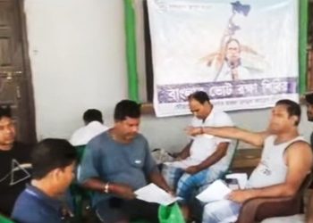 নির্বাচন কমিশনকে বুড়ো আঙুল দেখিয়ে তৃণমূলের জেলাপরিষদ সদস্যের বাড়ি থেকে এসআইআর -এর গণনা ফর্ম বিলির অভিযোগ 