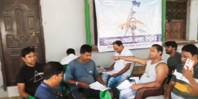 নির্বাচন কমিশনকে বুড়ো আঙুল দেখিয়ে তৃণমূলের জেলাপরিষদ সদস্যের বাড়ি থেকে এসআইআর -এর গণনা ফর্ম বিলির অভিযোগ 