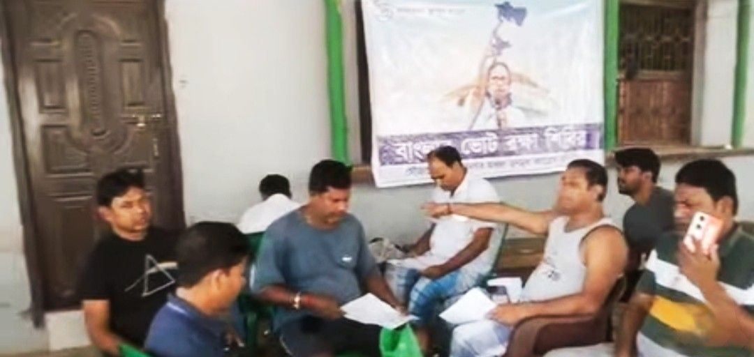 নির্বাচন কমিশনকে বুড়ো আঙুল দেখিয়ে তৃণমূলের জেলাপরিষদ সদস্যের বাড়ি থেকে এসআইআর -এর গণনা ফর্ম বিলির অভিযোগ 