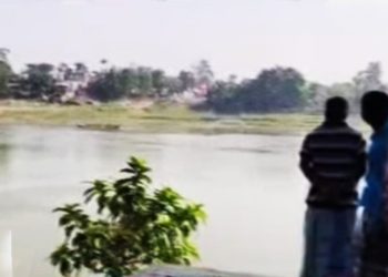প্রশাসনের কাছে বারবার আবেদন করেও খেয়া পারাপারের বৈধ নৌকা বা সেতুর ব্যবস্থা হয়নি ; চাঁচলে মহানন্দা নদীতে ডিঙ্গি উলটে বেঘোরে প্রাণ হারালেন বধূর 