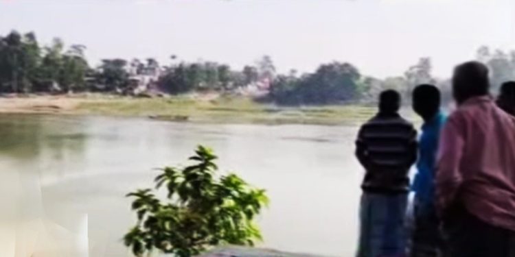 প্রশাসনের কাছে বারবার আবেদন করেও খেয়া পারাপারের বৈধ নৌকা বা সেতুর ব্যবস্থা হয়নি ; চাঁচলে মহানন্দা নদীতে ডিঙ্গি উলটে বেঘোরে প্রাণ হারালেন বধূর 