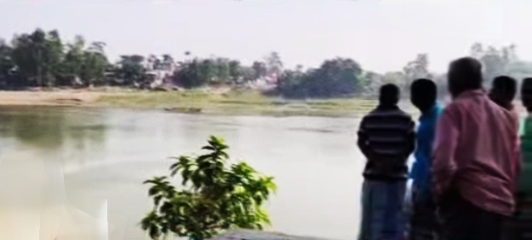 প্রশাসনের কাছে বারবার আবেদন করেও খেয়া পারাপারের বৈধ নৌকা বা সেতুর ব্যবস্থা হয়নি ; চাঁচলে মহানন্দা নদীতে ডিঙ্গি উলটে বেঘোরে প্রাণ হারালেন বধূর