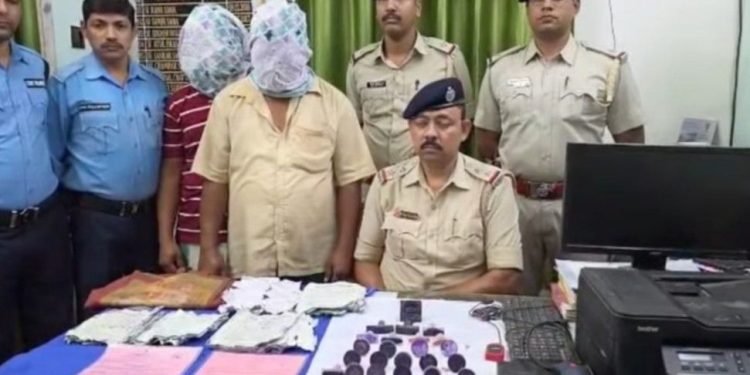 মালদার রতুয়ায় জাল নথি চক্রের পান্ডা কাকা আব্দুল খালেক ও ভাইপো সারিফ খান গ্রেপ্তার ; ধৃতদের সঙ্গে তৃণমূল পঞ্চায়েত প্রধানের যোগ ! 