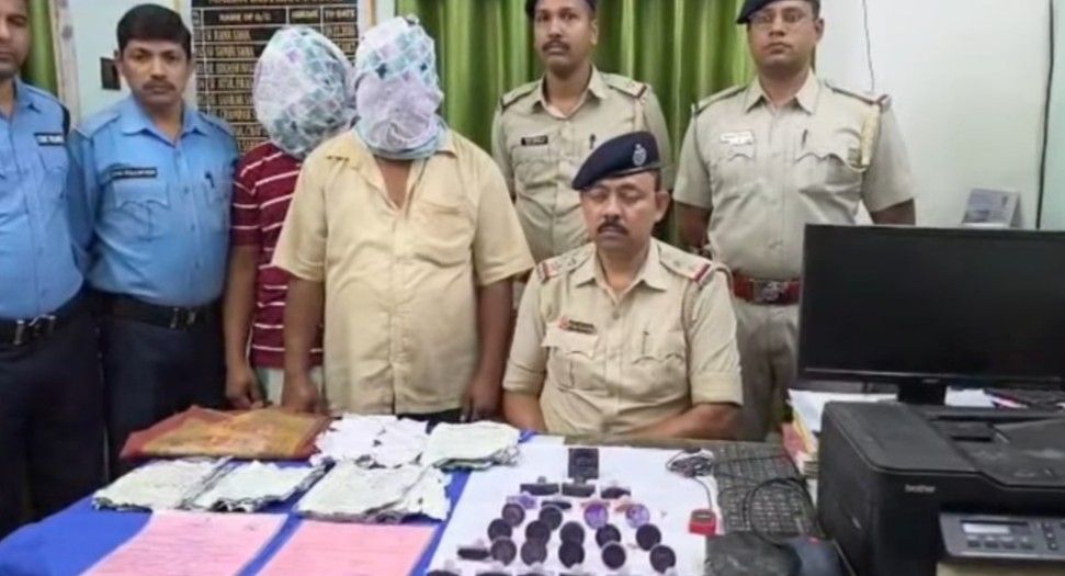 মালদার রতুয়ায় জাল নথি চক্রের পান্ডা কাকা আব্দুল খালেক ও ভাইপো সারিফ খান গ্রেপ্তার ; ধৃতদের সঙ্গে তৃণমূল পঞ্চায়েত প্রধানের যোগ ! 